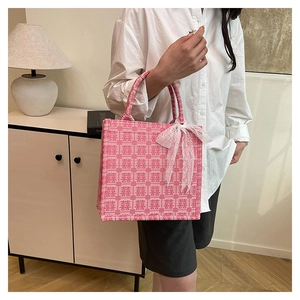 Rosa chinesische Hochzeitstasche mit Xi-Jacquard-Muster und weißer Spitzenschleife