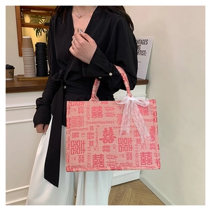 Rosa Hochzeits-Tragetasche mit rotem Double Happiness Print und Spitzen-Schleife