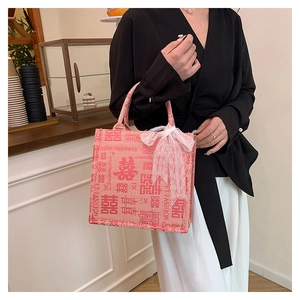 Nahaufnahme der rosa Totebag mit doppeltem Glückssymbol und weißer Spitzenschleife