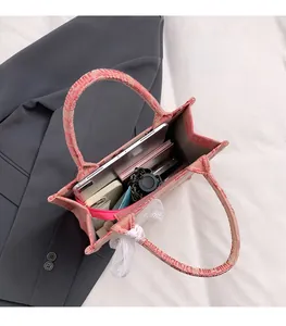 Rosafarbene Canvas-Einkaufstasche mit viel Platz für Tablet und Alltagsgegenstände
