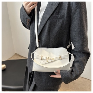 Borsa a tracolla bianca in ecopelle con fibbia dorata su blazer grigio