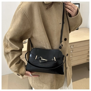Dettaglio della borsa vintage nera con fibbie in pelle e borchie metalliche
