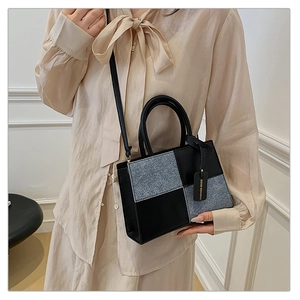 Borsa a mano a scacchi alla moda con tracolla rimovibile e ciondolo