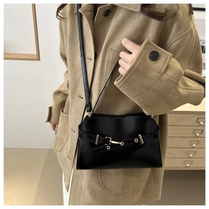 Dettaglio borsa a tracolla in pelle verniciata nera con fibbia dorata in stile vintage