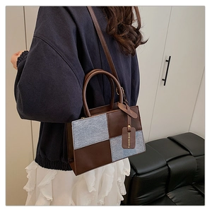 Dettaglio della trama in pelle e denim vintage di questa borsa a mano da donna