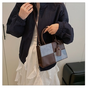 Dettaglio borsa patchwork in pelle marrone e denim blu con trama a scacchi