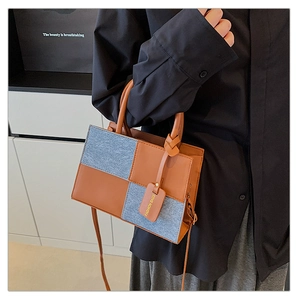 Dettaglio della borsa a mano retrò patchwork con motivo a scacchi in stile lifestyle