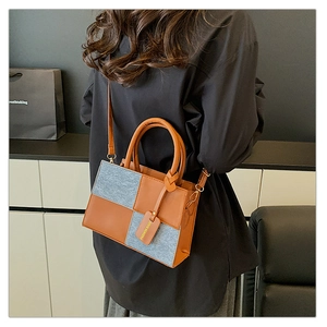 Dettaglio borsa a tracolla patchwork in pelle marrone e lana grigia a motivo a scacchi