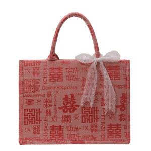 Traditionelle rote chinesische Hochzeitstasche mit Doppelglück-Muster und weißer Schleife
