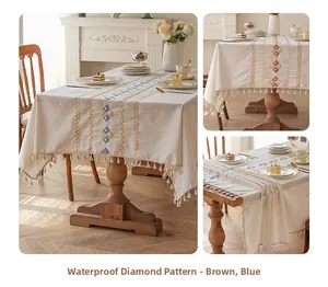 Tovaglia rettangolare impermeabile, trama lino beige con ricami a rombi e nappe