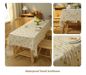 Tovaglia impermeabile effetto lino con ricamo di girasole giallo e frange bianche