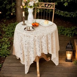 Elegante witte kant tafelkleed met hol bloemenpatroon voor ronde eettafels