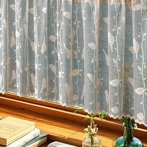 Tenda elegante in pizzo beige con motivi di uccelli e bordo ondulato per piccole finestre