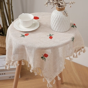 Tovaglia rustica in lino con motivi a bacca ricamati e decorazione con frange fini