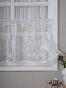 Vue détaillée d'un rideau café en dentelle blanche avec broderie de palmier et bords festonnés
