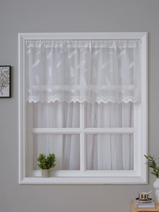 Détail de rideau de café en dentelle blanche avec broderie de blé et bord festonné