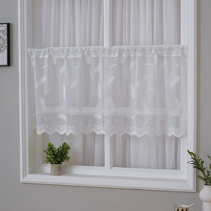 Rideau brise-bise en dentelle blanche avec broderie délicate et bordure festonnée chic