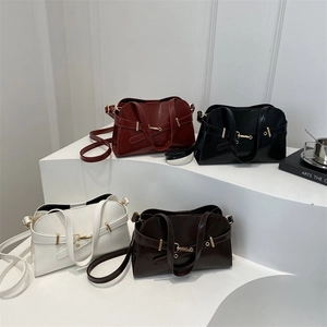 Borsa vintage in quattro colori: rosso bordeaux, nero, bianco e pelle marrone scuro