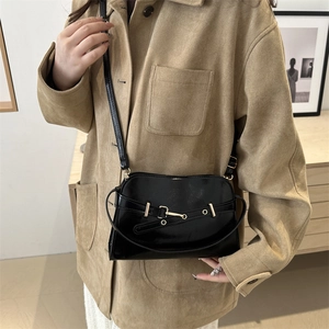 Borsa a mano classica in pelle nera lucida con fibbia dorata e tracolla regolabile