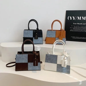 Borsa tote patchwork retrò in quattro colori con manico e tracolla vista frontale