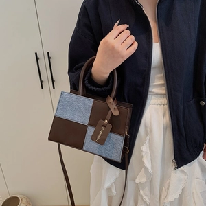 Borsa a tracolla retrò in pelle marrone e motivo a scacchi in denim blu di tendenza