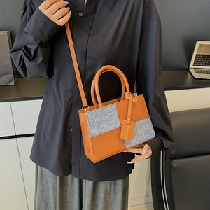 Borsa a tracolla patchwork in pelle arancione e lana grigia con manico superiore tondo