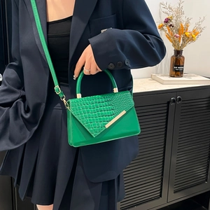 Borsa a mano verde con trama a coccodrillo, dettagli dorati e tracolla regolabile