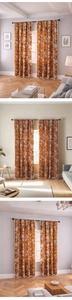 Détail de rideaux vintage français orange avec bordure à pompons blancs et motif floral