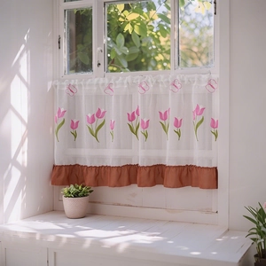 Détails de broderie tulipes sur un rideau brise-bise blanc en voile élégant