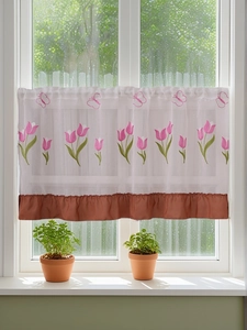 Détail du rideau de café semi-transparent avec broderie de tulipes et bordure à volants
