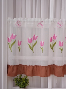Détail de rideau blanc avec broderie de tulipes roses et volant en soie marron