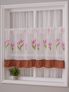 Détail de tulipes brodées et de motifs de papillons sur un rideau de café semi-transparent