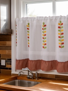 Détail de broderie de tulipe sur rideau café blanc semi-transparent avec bord volanté