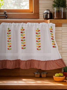 Détail du rideau de café semi-transparent avec motifs de feuilles et volants roses