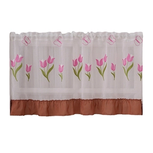 Rideau de café brodé de tulipes avec ourlet à volants marron sur une fenêtre