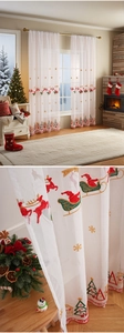 Détail des rideaux de Noël transparents avec broderie de rennes et de flocons de neige