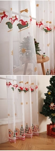 Détail de rideau de Noël transparent avec broderies festives de rennes et de flocons