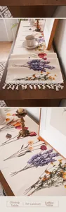 Chemin de table à imprimé floral avec glands faits main sur meuble en bois foncé