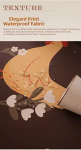 Gros plan d'un tissu imperméable avec gouttes d'eau sur le motif de coq