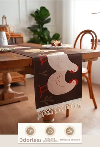 Détail du chemin de table imperméable avec imprimé poule réaliste et pompons blancs