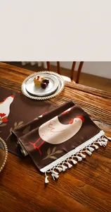 Chemin de table étanche épais avec imprimé coq blanc et détails de franges tissées