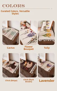 Détail de chemins de table imperméables avec divers motifs floraux et pompons blancs décor