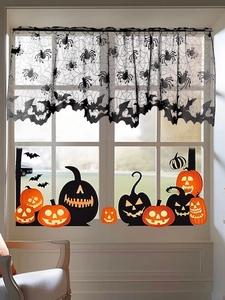 Dettaglio della tenda di Halloween in pizzo nero con ragnatele e bordi a forma di pipistrello