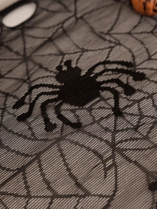 Dettaglio della tenda in pizzo nero con ragnatela per decorazioni di Halloween