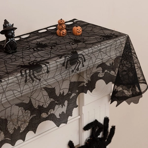 Mantovana di Halloween in pizzo nero con ragnatele e pipistrelli per caminetto