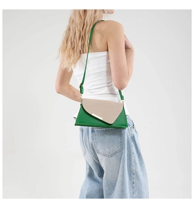 Vue détaillée d'un sac bandoulière vert avec rabat tissé beige et fermoir doré chic