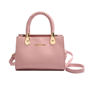 Rosa Schultertasche aus Kunstleder mit gewebtem Griff und goldenem Mode-Schriftzug