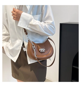 Detail der braunen Crescent-Tasche mit Silberschnalle und doppelten Riemen