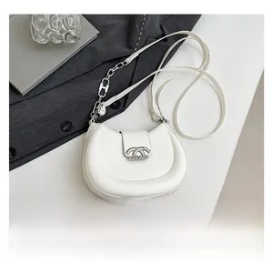 Nahaufnahme der weißen Halbmond-Tasche mit Silberkette und Logo-Schnallendetail