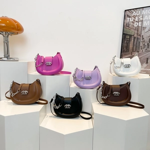 Modische Halbmondtaschen aus Leder mit Kettenriemen und Logo in verschiedenen Farben